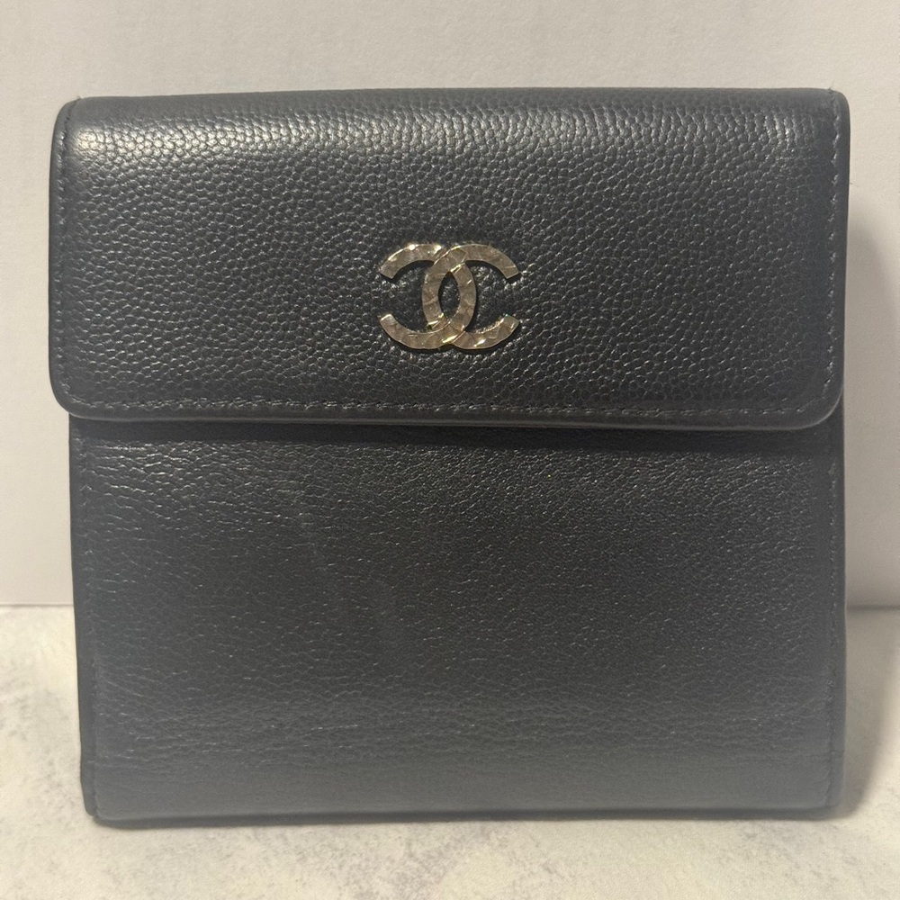 CHANEL BLACK CAVIAR LEATHER BIFOLD WALLET FLAP BUTTON CLOSURE COIN POCKET VGUC